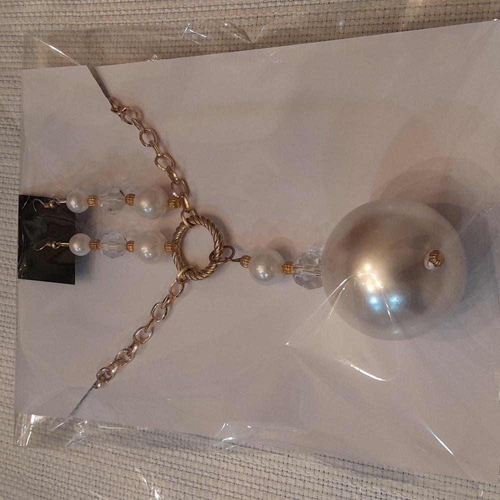 Big pearl and gold necklace and earrings set